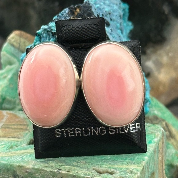 Jewelry - Pink conch sterling silver post earrings